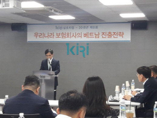 한기정 보험연구원 원장이 2일 서울 여의도 보험연구원 콘퍼런스룸에서 열린 '우리나라 보험회사의 베트남 진출전략' 심포지엄에서 개회사를 하고 있다. 황병서기자 BShwang@dt.co.kr